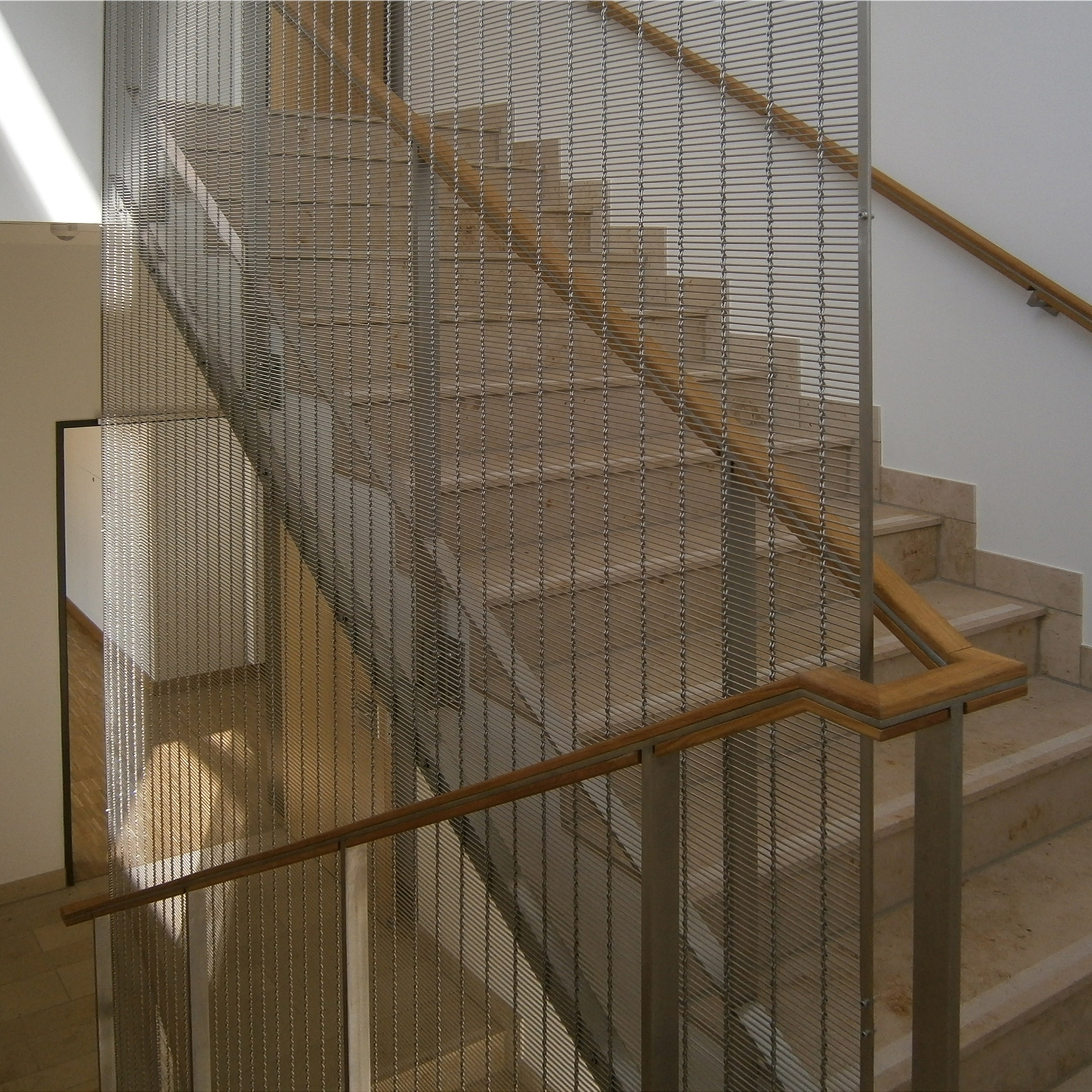 Treppenhaus mit interessanter Absturzsicherung im Treppenauge © 2015 Betrieb für Bau und Liegenschaften Mecklenburg-Vorpommern