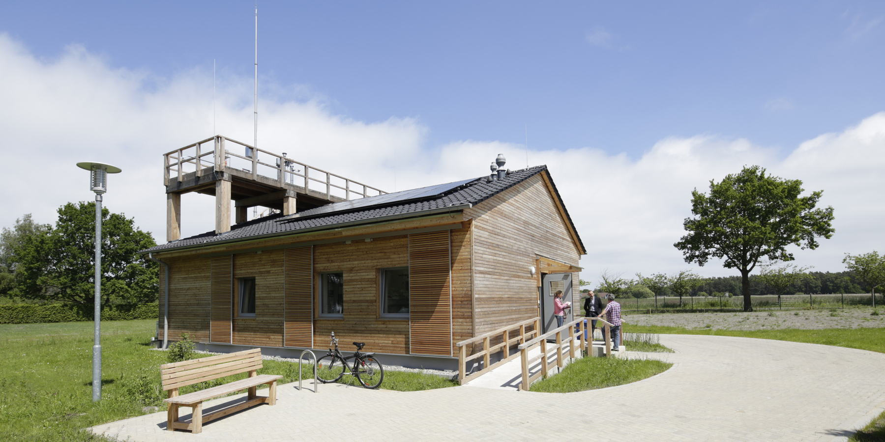 Der Neubau kurz vor der Fertigstellung. Mit markanter, unbehandelter Lärchenholzfassade passt es sich gut in die Natur ein. © 2015 Betrieb für Bau und Liegenschaften Mecklenburg-Vorpommern