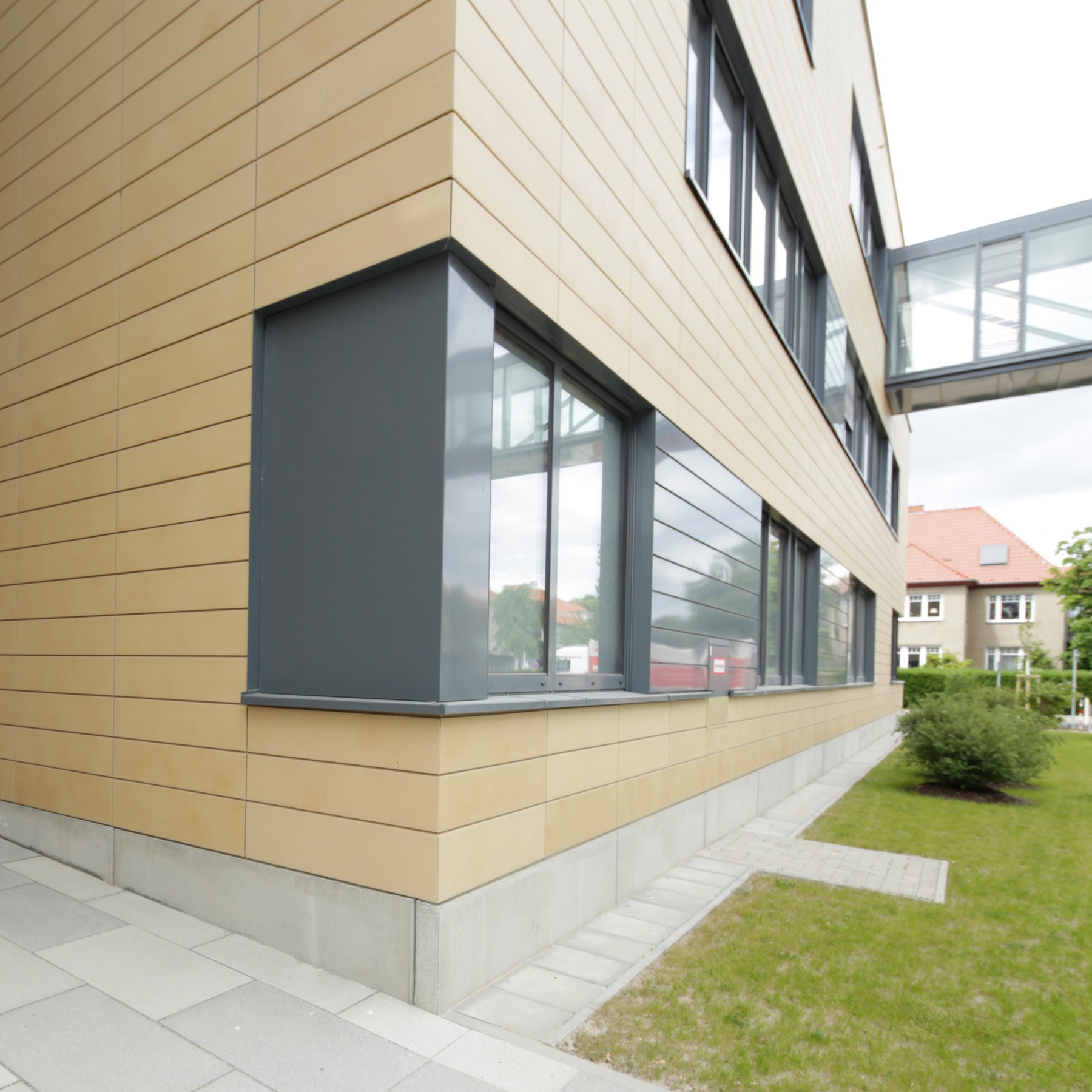 Ostfassade Bauteil E mit Durchgang zum Innenhof © 2015 Betrieb für Bau und Liegenschaften Mecklenburg-Vorpommern