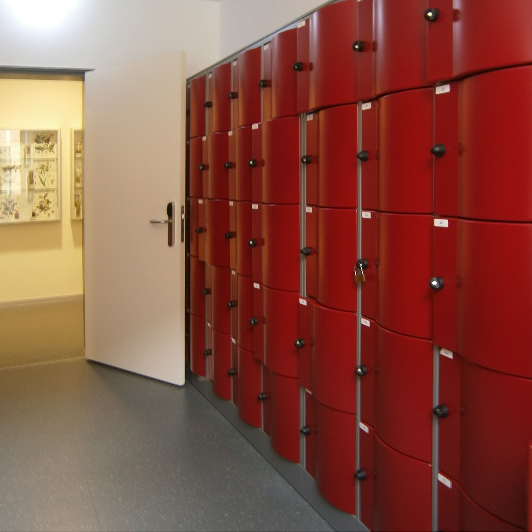 Garderobenraum mit Schließfächern © 2015 Betrieb für Bau und Liegenschaften Mecklenburg-Vorpommern