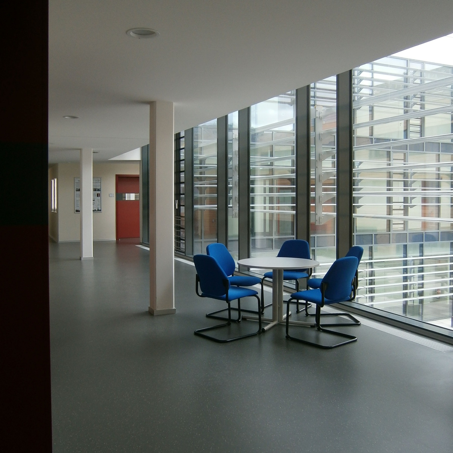 Die breiten Flure direkt hinter der Glasfassade im Bauteil E schaffen Kommunikations- und Aufenthaltsflächen. © 2015 Betrieb für Bau und Liegenschaften Mecklenburg-Vorpommern