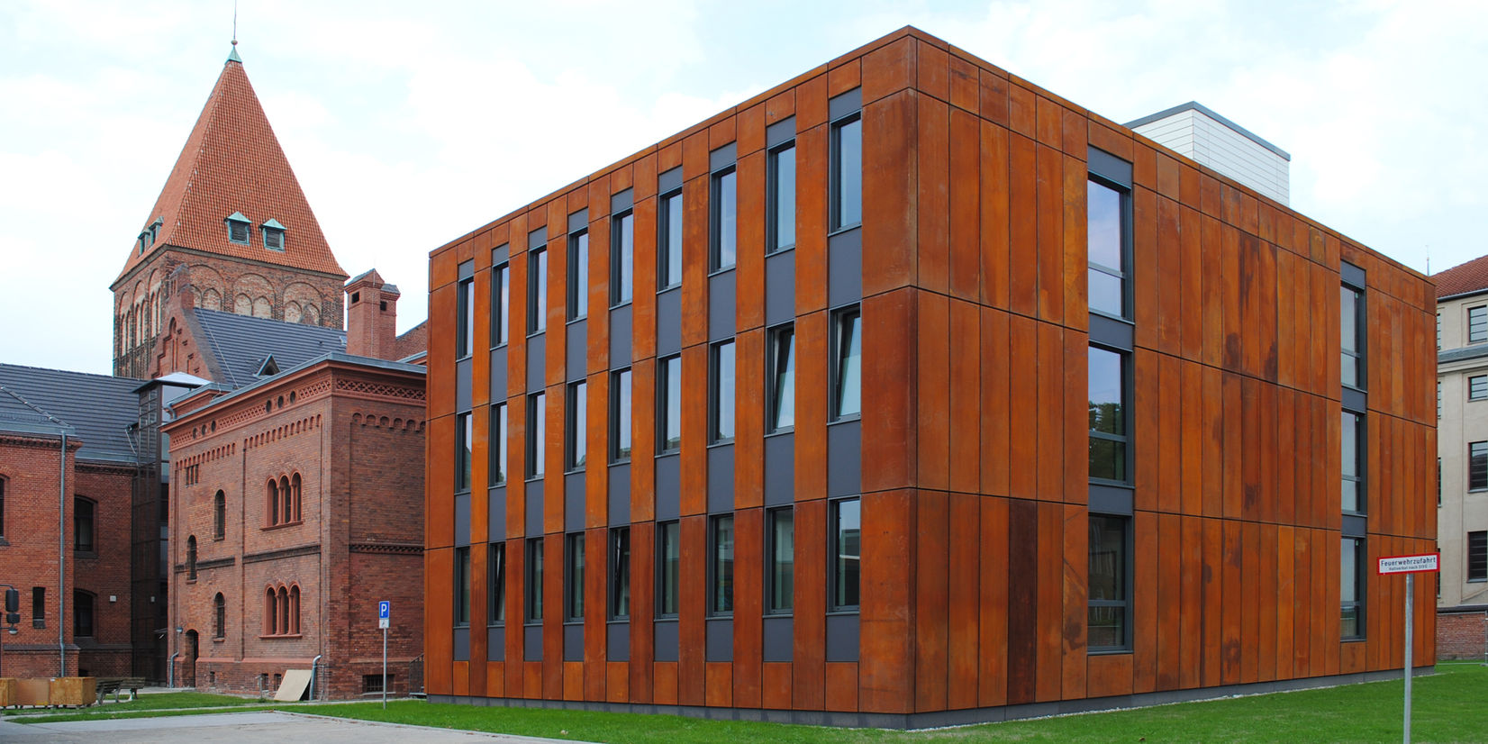 Ensemblewirkung des Neubaus des Grundbuchamtes mit dem Bestandsgebäude des © 2015 Betrieb für Bau und Liegenschaften Mecklenburg-Vorpommern