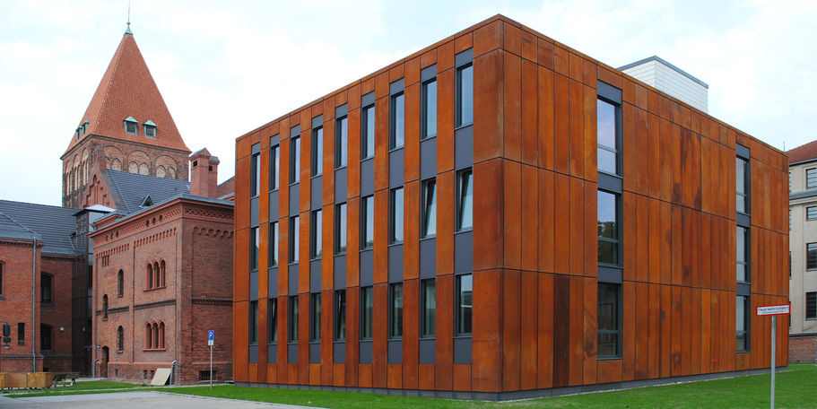 Ensemblewirkung des Neubaus des Grundbuchamtes mit dem Bestandsgebäude des © 2015 Betrieb für Bau und Liegenschaften Mecklenburg-Vorpommern