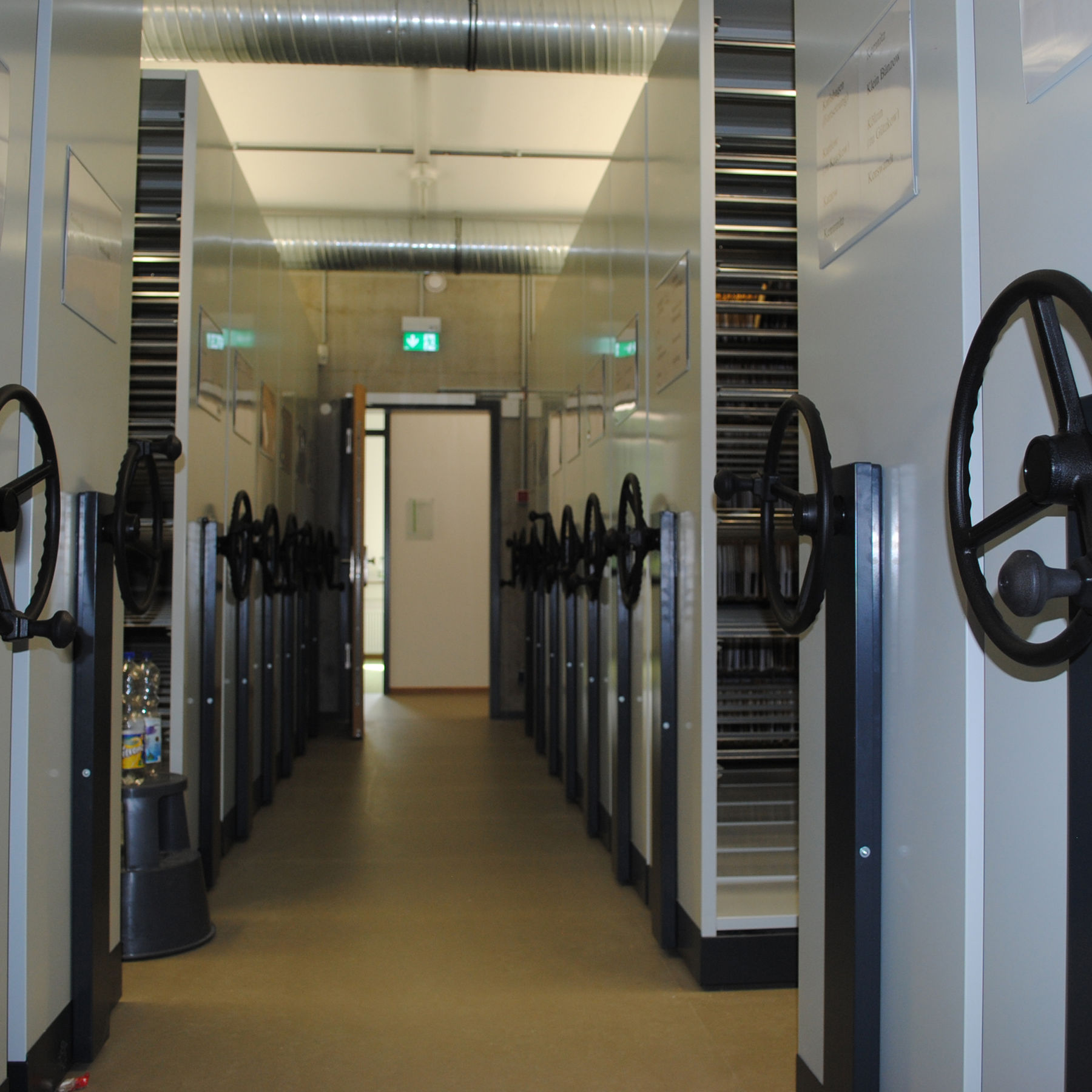 Blick in den Gang der Rollregalanlage © 2015 Betrieb für Bau und Liegenschaften Mecklenburg-Vorpommern