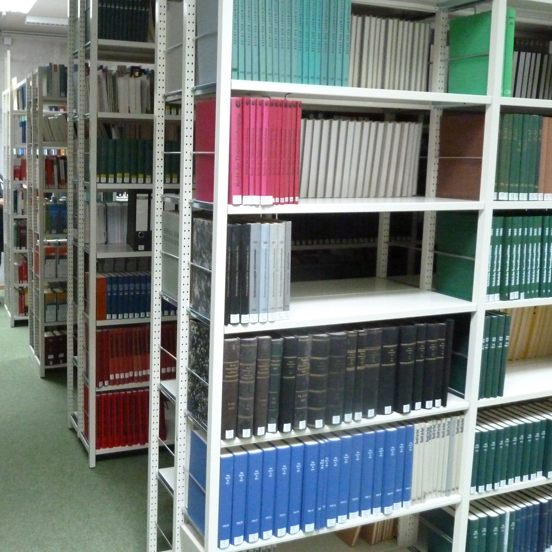 Die Regale füllen sich langsam. © 2015 Betrieb für Bau und Liegenschaften Mecklenburg-Vorpommern