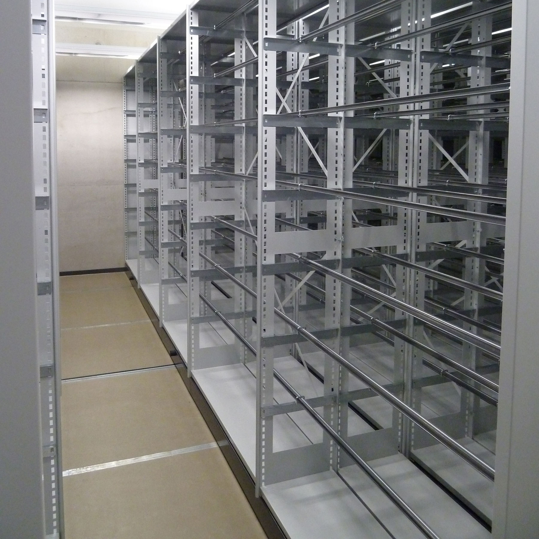 Blick in die noch leeren Regale der Rollregalanlage. © 2015 Betrieb für Bau und Liegenschaften Mecklenburg-Vorpommern