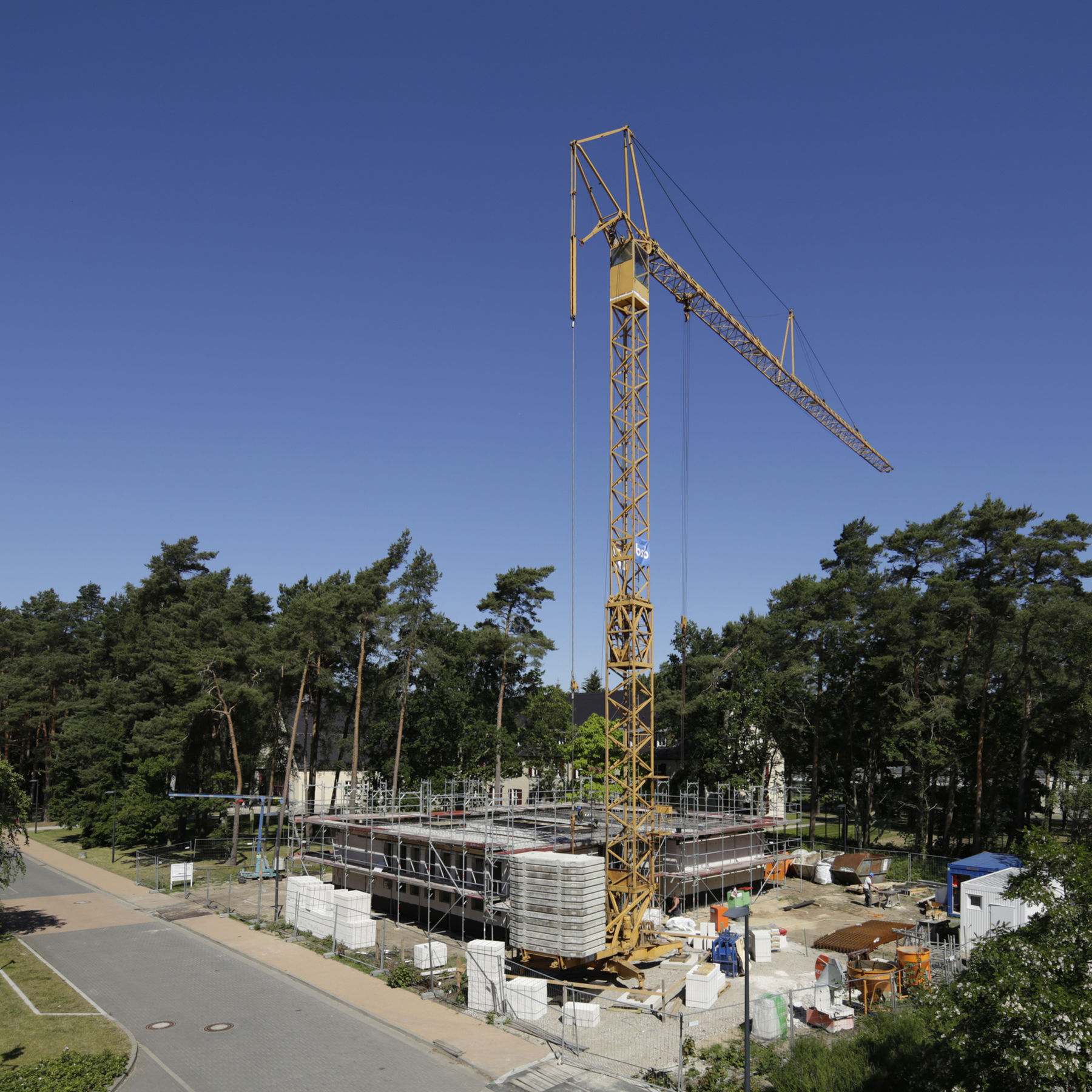 Blick auf die Baustelle, im Hintergrund das Lehrgebäude 1 © 2015 Betrieb für Bau und Liegenschaften Mecklenburg-Vorpommern