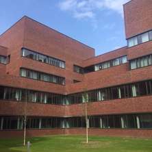 Blick auf den begrünten Innenhof mit Klinkerfassade © 2015 Betrieb für Bau und Liegenschaften Mecklenburg-Vorpommern