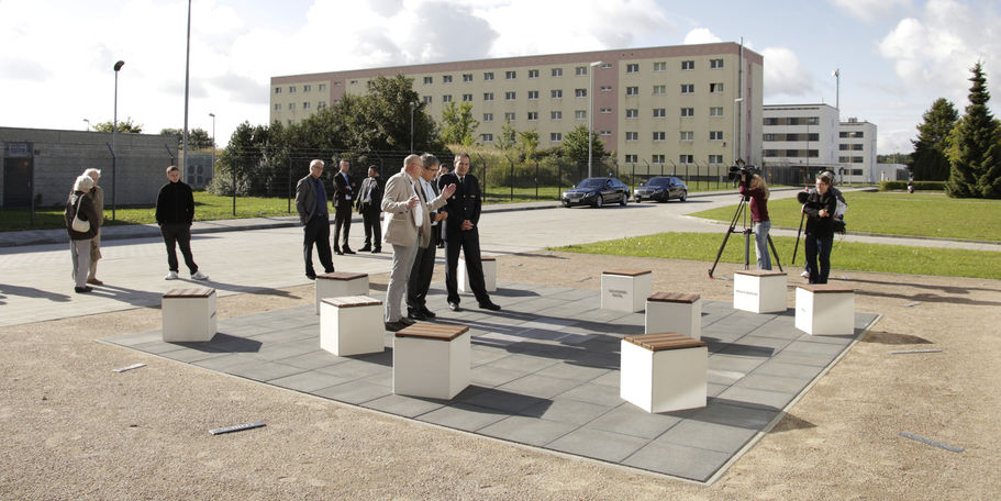 Stehen auf Kunst: Künstler Rainer Fest mit Innenminister Lorenz Caffier und Polizeipräsident Thomas Laum im bzw. auf dem Kunstwerk © 2015 Betrieb für Bau und Liegenschaften Mecklenburg-Vorpommern