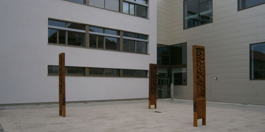 Der Hauptzugang in das Laborgebäude erfolgt hofseitig - hier befindet sich auch die Kunstinstallation © 2015 Betrieb für Bau und Liegenschaften Mecklenburg-Vorpommern