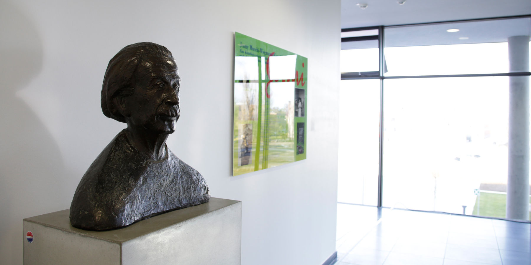 Weder relativ noch theoretisch: Albert Einstein ist seit 1919 Ehrendoktor der Universität Rostock. Eine Büste im ersten Obergeschoß des Forschungsgebäudes der Physik erinnert daran. © 2015 Betrieb für Bau und Liegenschaften Mecklenburg-Vorpommern