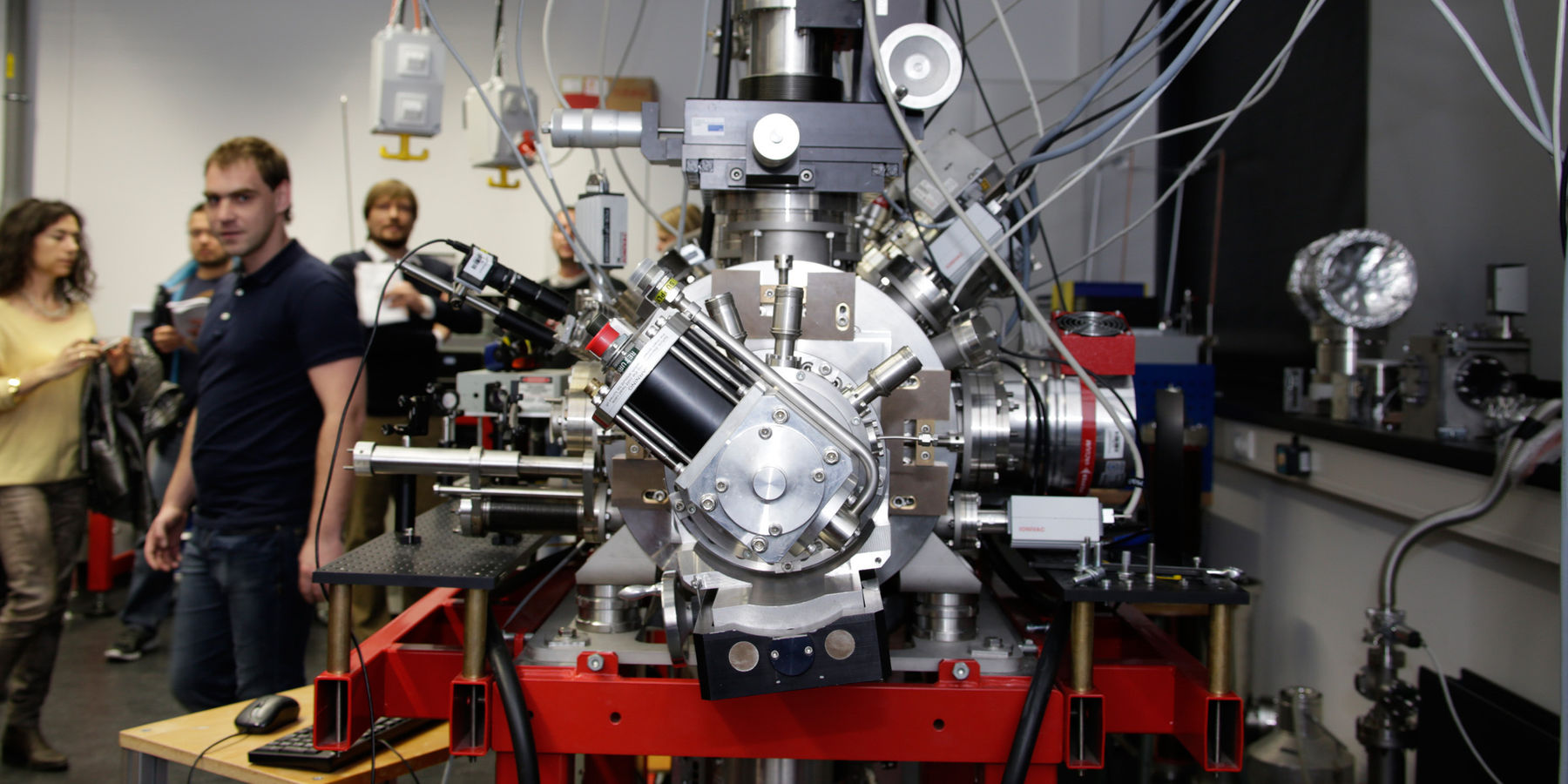 Prof. Schwartz (links) erläutert beim Presserundgang eine Versuchsreihe im neuen Laserlabor. © 2015 Betrieb für Bau und Liegenschaften Mecklenburg-Vorpommern