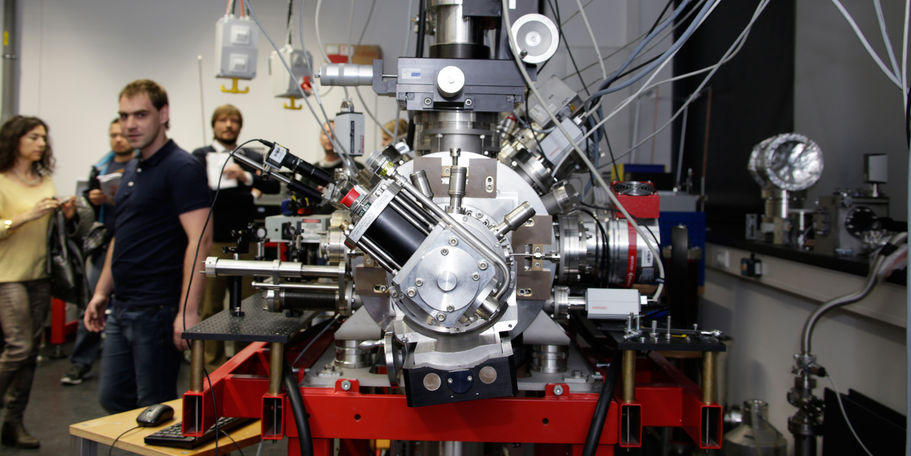 Prof. Schwartz (links) erläutert beim Presserundgang eine Versuchsreihe im neuen Laserlabor. © 2015 Betrieb für Bau und Liegenschaften Mecklenburg-Vorpommern