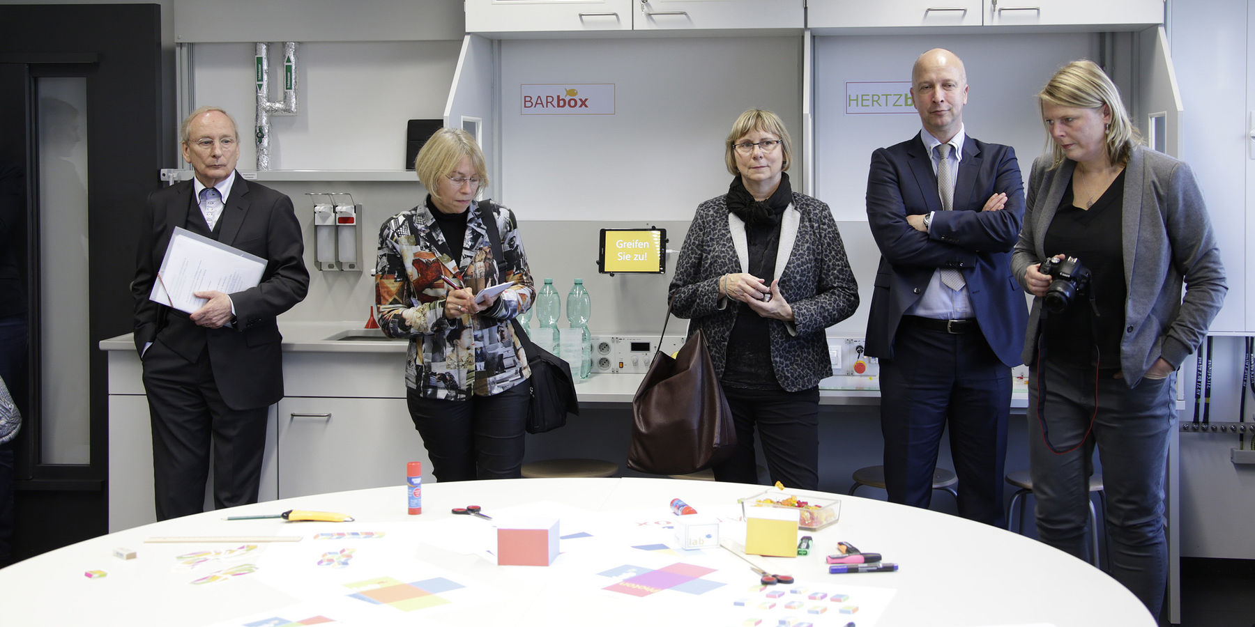 Beim Presserundgang im PhyschLab: Hier werden künftig Lehrkräfte und Schüler spielend für physikalische Themen sensibilisiert. © 2015 Betrieb für Bau und Liegenschaften Mecklenburg-Vorpommern
