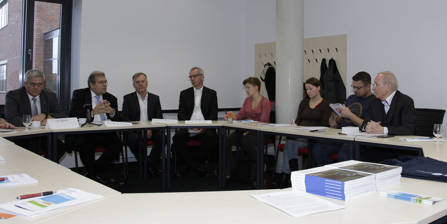 Pressegespräch mit Uwe Sander vom BBL M-V, Prof. Dr. Wolfgang Schareck (Rektor der Universität Rostock), Prof. Dr. Karl-Heinz Meiwes-Broer (Leiter des Departments Leben, Licht und Materie), Prof. Oliver Kühn (geschäftsführender Direktor des Instituts für © 2015 Betrieb für Bau und Liegenschaften Mecklenburg-Vorpommern