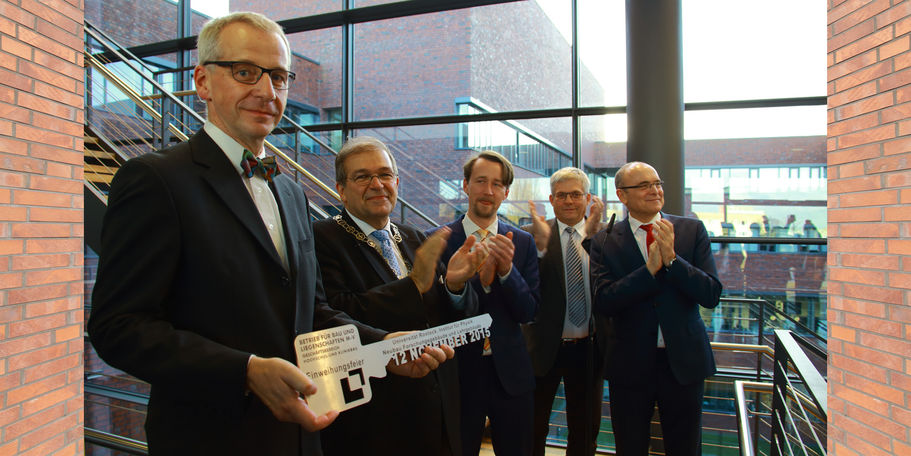 Hatten heute ein Schlüsselerlebnis: Prof. Oliver Kühn (geschäftsführender Direktor des Instituts für Physik), Prof. Dr. Wolfgang Schareck (Rektor der Universität Rostock), Bildungs- und Wissenschaftsminister Mecklenburg-Vorpommern Mathias Brodkorb, Uwe Sa © 2015 Betrieb für Bau und Liegenschaften Mecklenburg-Vorpommern