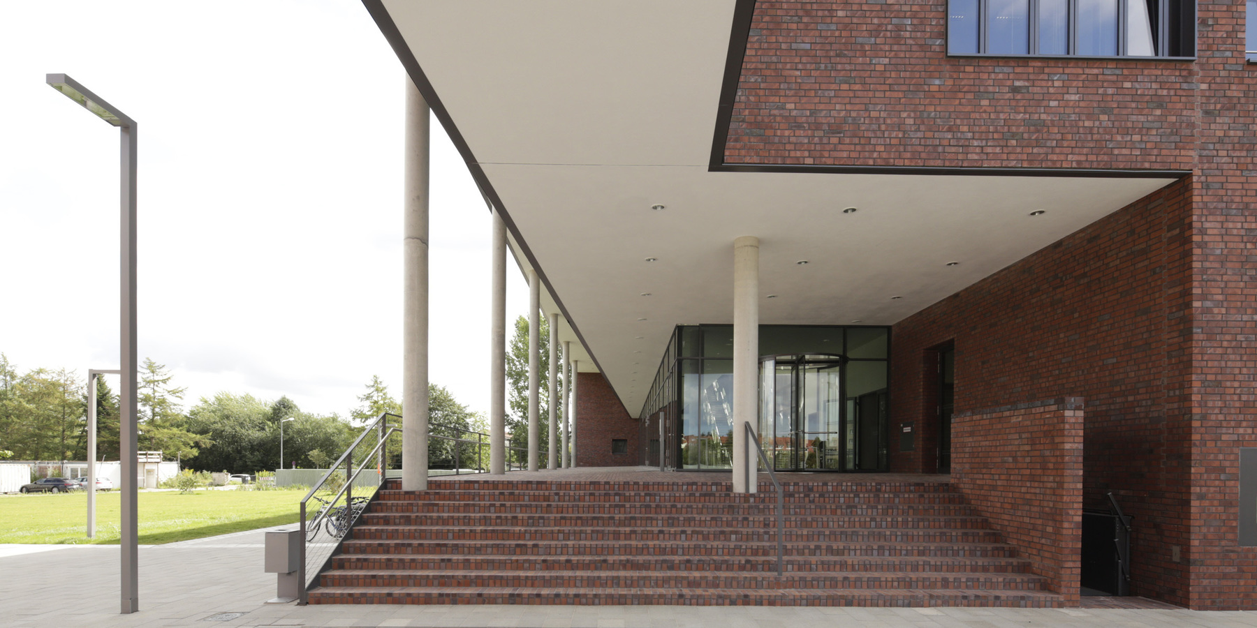 Eingangssituation zum Forschungsgebäude des Instituts für Physik: Barrierefrei geht es mit der Hebebühne zum Eingang (rechts). © 2015 Betrieb für Bau und Liegenschaften Mecklenburg-Vorpommern