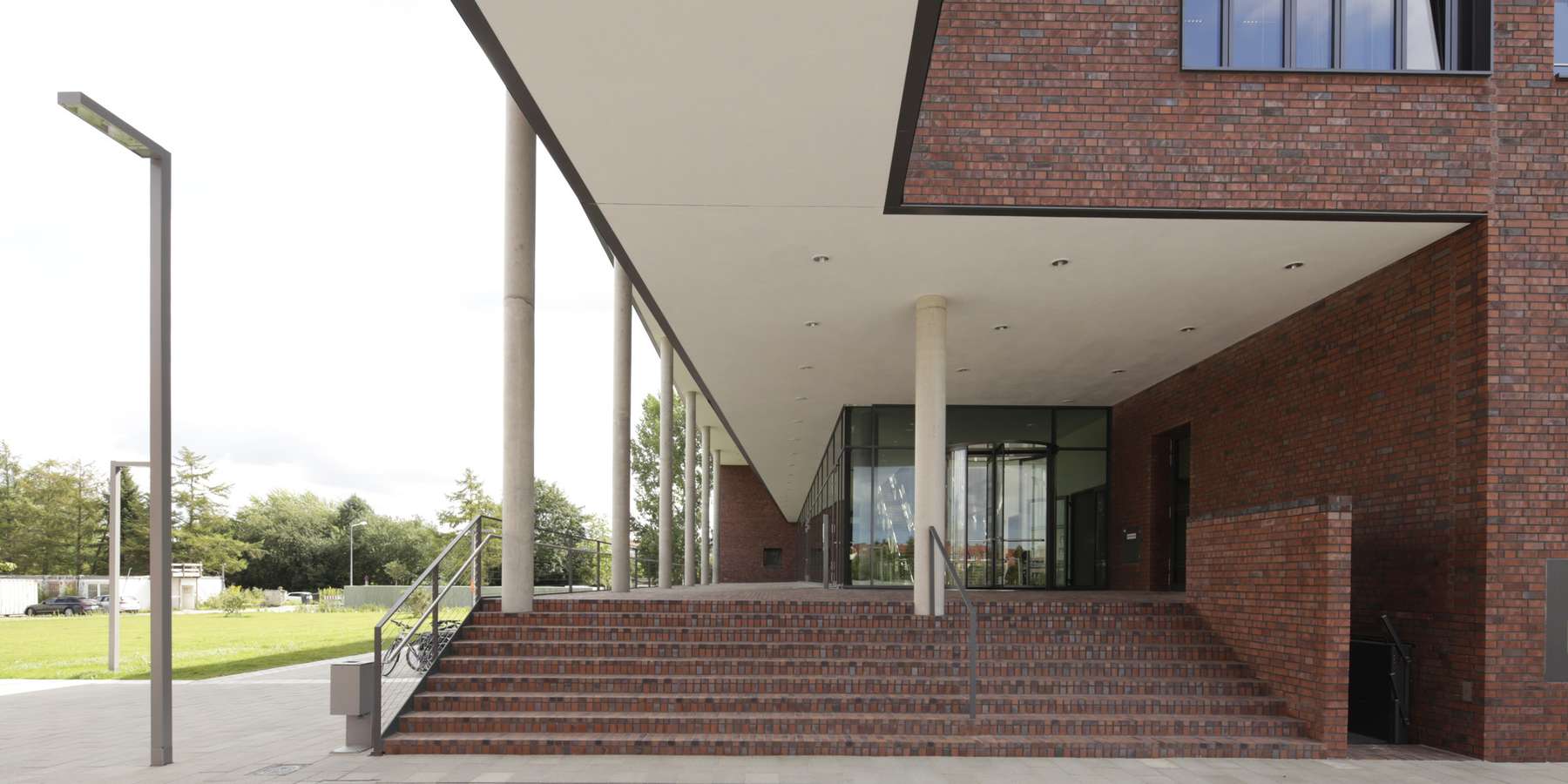 Eingangssituation zum Forschungsgebäude des Instituts für Physik: Barrierefrei geht es mit der Hebebühne zum Eingang (rechts). © 2015 Betrieb für Bau und Liegenschaften Mecklenburg-Vorpommern