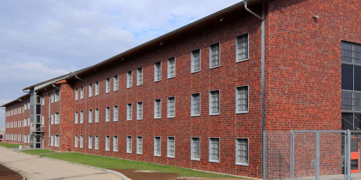 Ansicht des Neubaus Hafthaus H in der Justizvollzugsanstalt Bützow © 2015 Christoph Edelhoff im Auftrag dhbt Architekten aus Kiel