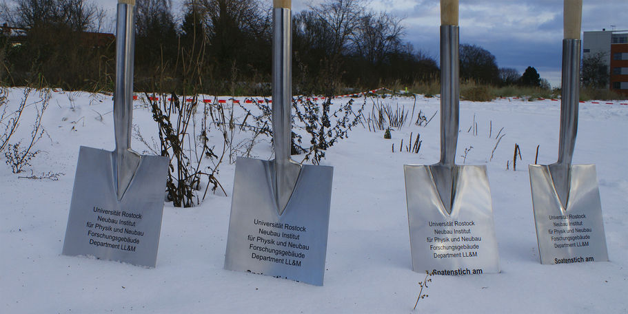 Vier Spaten standen am 10. Dezember 2010 auf dem Südstadt-Campus der Universität Rostock bereit. Die Neubauten für die Physik und das Department Leben, Licht und Materie sind bis 2015 entstanden. © 2015 Betrieb für Bau und Liegenschaften Mecklenburg-Vorpommern