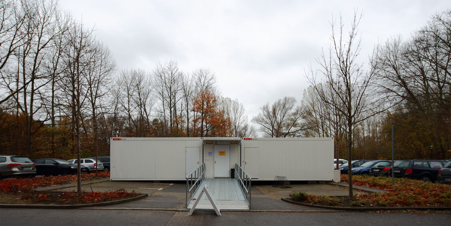 Damit sich für die Steuerpflichtigen nichts ändert, zieht die ZIA für die Dauer des Bauprojekts in diesen Container auf dem Parkplatz hinter dem Behördenzentrum. © 2015 Betrieb für Bau und Liegenschaften Mecklenburg-Vorpommern