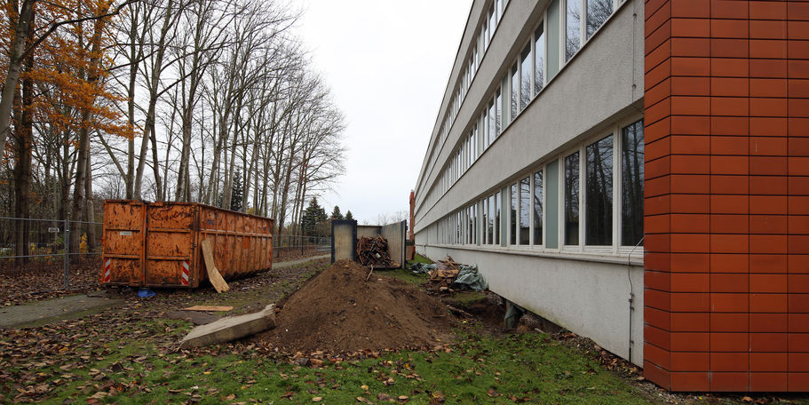 Die Sanierungsarbeiten an der Fassade und im Sockelbereich des Hauses A laufen auf Hochtouren. Hier der Stand am 10. November 2015. © 2015 Betrieb für Bau und Liegenschaften Mecklenburg-Vorpommern