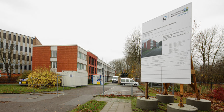 Lektionsgebäude links, davor Haus A. Verantwortlich für die Unterbringung der Landesdienststellen war bis Ende 2019 das Objektmanagement des BBL M-V, für die Bauprojekte das Projektmanagement des BBL M-V. Seit 2020 ist das SBL Rostock für Bauen und Bewirt © 2015 Betrieb für Bau und Liegenschaften Mecklenburg-Vorpommern