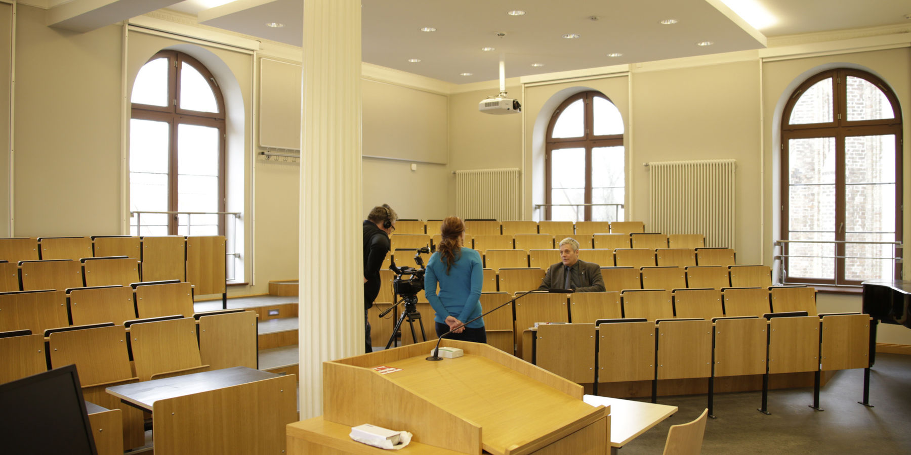 Hör an: Uwe Sander, Leiter des BBL M-V gibt einen Überblick über das Bauprojekt, für das sein Geschäftsbereich Hochschul- und Klinikbau zwischen 2009 und 2014 zuständig gewesen ist. U. a. waren Denkmalschutz, Barrierefreiheit, Brandschutz und Nutzerforder © 2016 Betrieb für Bau und Liegenschaften Mecklenburg-Vorpommern