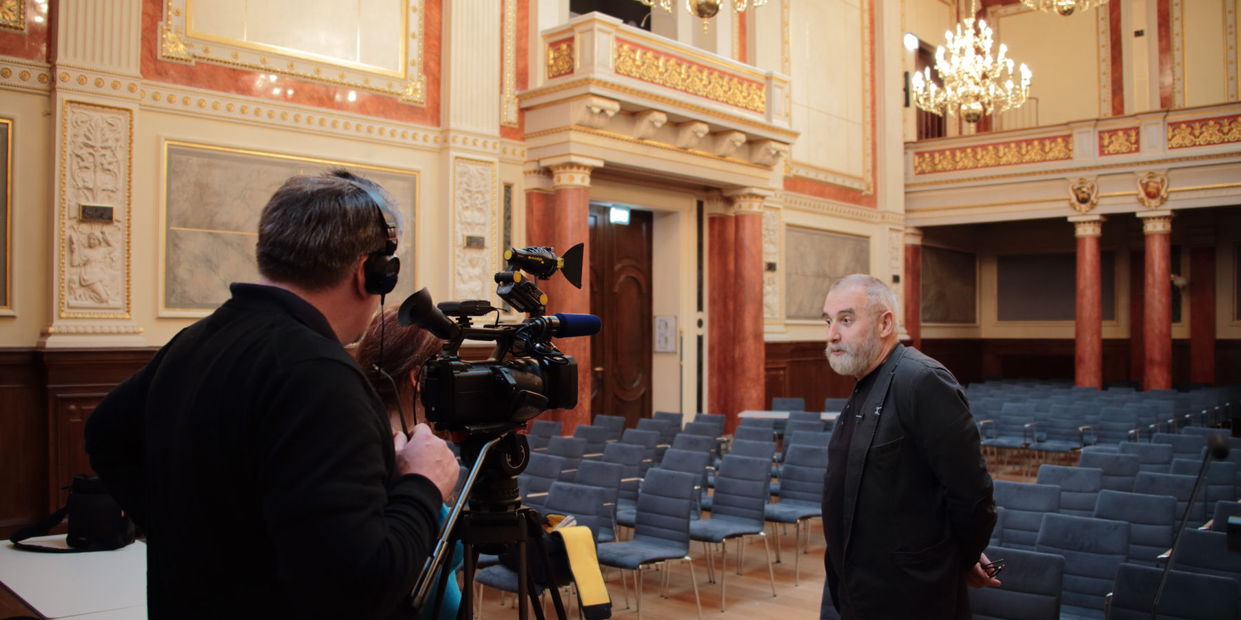 Der vom BBL M-V beauftragte Rostocker Architekt Dr. Ing. Rainer Grebin informierte im Festsaal über die Herausforderungen, die in Zusammenhang mit der denkmalgerechten Restaurierung dieses besonderen und bedeutenden Gebäudes in Rostocks Zentrum zu bewälti © 2016 Betrieb für Bau und Liegenschaften Mecklenburg-Vorpommern