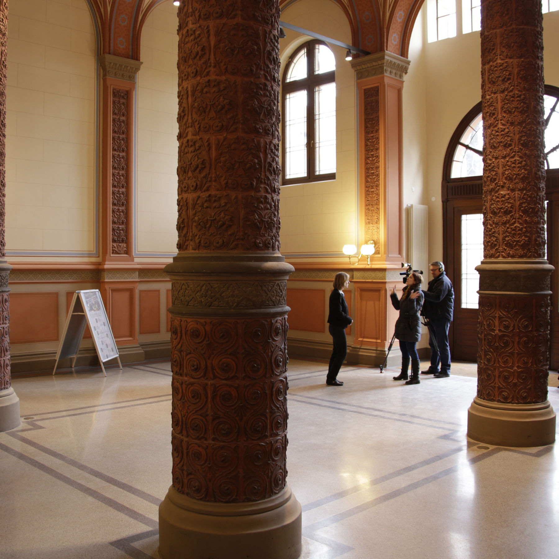 Willkommen! Das Kreuzgewölbe an der Decke und die Metis begrüßen Besucher, Mitarbeitende und Studierende im frisch restaurierten Foyer. © 2016 Betrieb für Bau und Liegenschaften Mecklenburg-Vorpommern