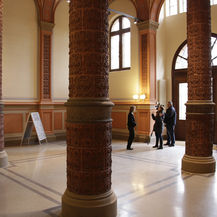 Willkommen! Das Kreuzgewölbe an der Decke und die Metis begrüßen Besucher, Mitarbeitende und Studierende im frisch restaurierten Foyer. © 2016 Betrieb für Bau und Liegenschaften Mecklenburg-Vorpommern