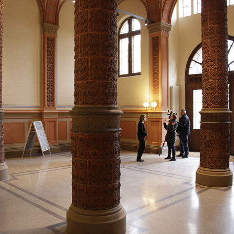Willkommen! Das Kreuzgewölbe an der Decke und die Metis begrüßen Besucher, Mitarbeitende und Studierende im frisch restaurierten Foyer. © 2016 Betrieb für Bau und Liegenschaften Mecklenburg-Vorpommern