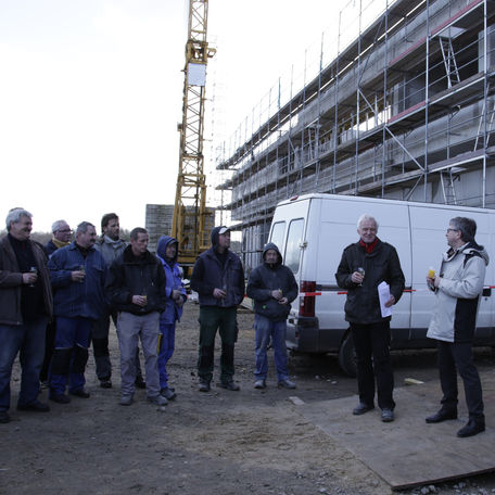 Der Leiter des BBL M-V Geschäftsbereich Winfried Tasler (rechts) im Gespräch mit dem Projektleiter des BBL M-V Jörg Murawa (2. von rechts) und den Bauleuten. © 2016 Betrieb für Bau und Liegenschaften Mecklenburg-Vorpommern