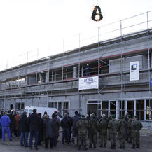 Die Richtkrone weht über dem Rohbau des Wirtschafts- und Betreuungsgebäude. © 2016 Betrieb für Bau und Liegenschaften Mecklenburg-Vorpommern