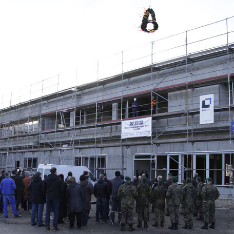 Ferdinand von Schill-Kaserne Torgelow/Spechtberg, Richtfest Neubau Wirtschafts- und Betreuungsgebäude.jpg © 2016 Betrieb für Bau und Liegenschaften Mecklenburg-Vorpommern