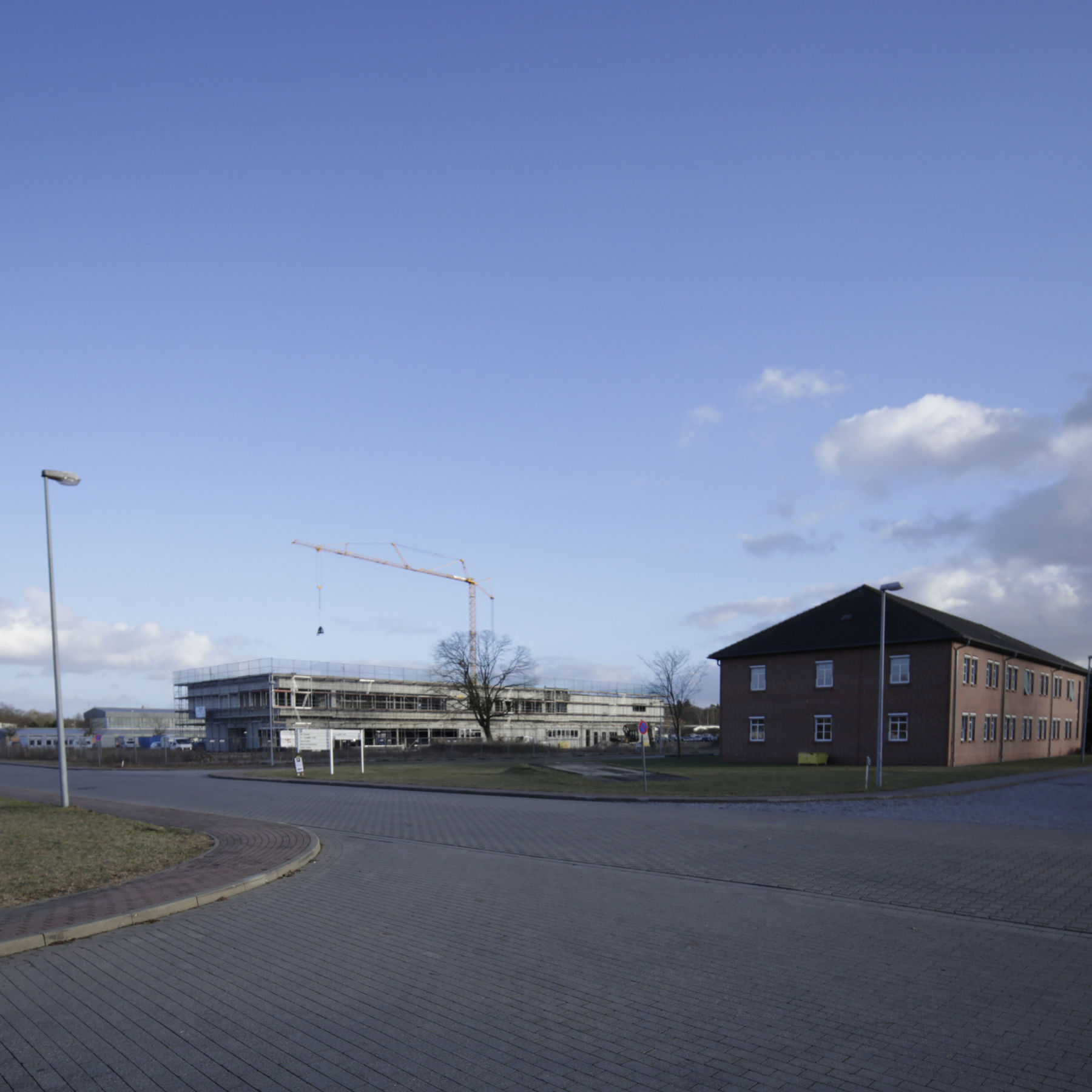 Blick vom Unterkunftsbereich auf das Wirtschaftsgebäude © 2016 Betrieb für Bau und Liegenschaften Mecklenburg-Vorpommern