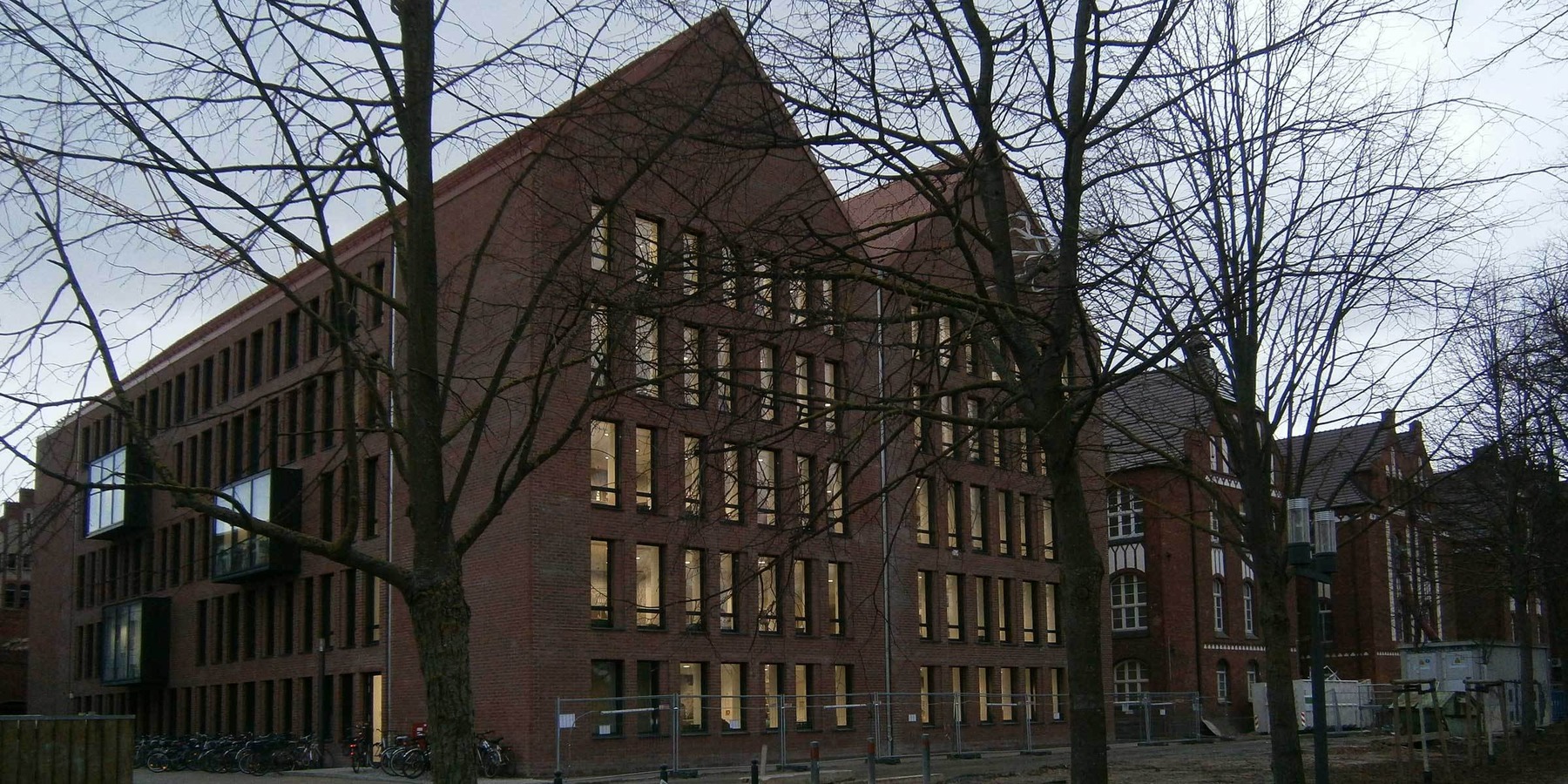 Der Bibliotheksneubau ist bereits vom Stadteingang aus nördlicher Richtung als Wissensspeicher erlebbar © 2016 Betrieb für Bau und Liegenschaften Mecklenburg-Vorpommern