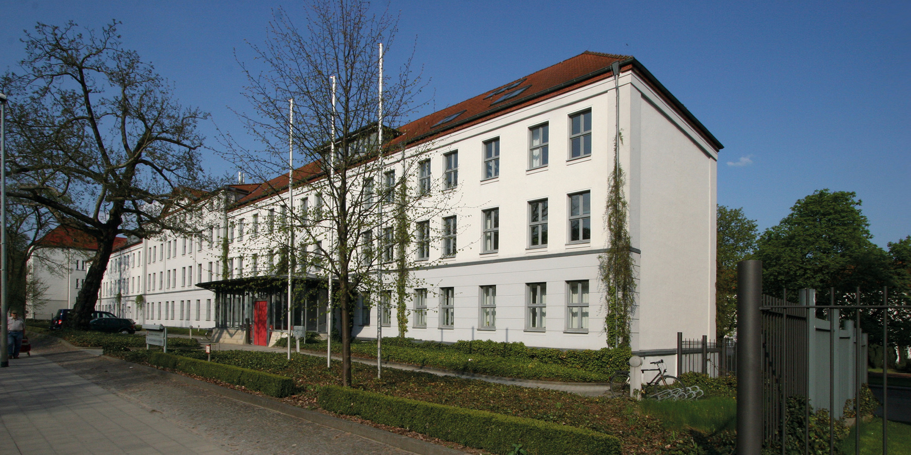 In der Werderstraße 4 ist der bbl-mv - Geschäftsbereich Schwerin untergebracht. Die Aufgaben des Staatlichen Hochbaus für das Land und den Bund in MV sowie die Bewirtschaftung aller Landesdienststellen werden von hier aus erledigt. © 2013 Betrieb für Bau und Liegenschaften Mecklenburg-Vorpommern