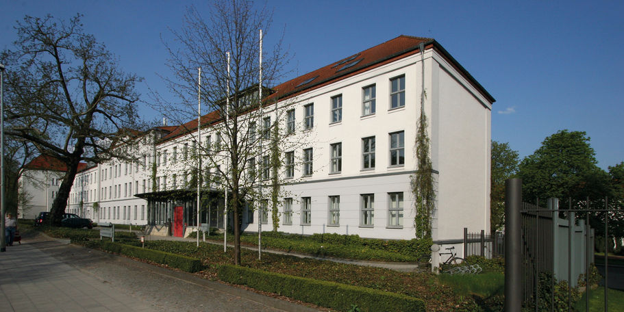 In der Werderstraße 4 ist der bbl-mv - Geschäftsbereich Schwerin untergebracht. Die Aufgaben des Staatlichen Hochbaus für das Land und den Bund in MV sowie die Bewirtschaftung aller Landesdienststellen werden von hier aus erledigt. © 2013 Betrieb für Bau und Liegenschaften Mecklenburg-Vorpommern