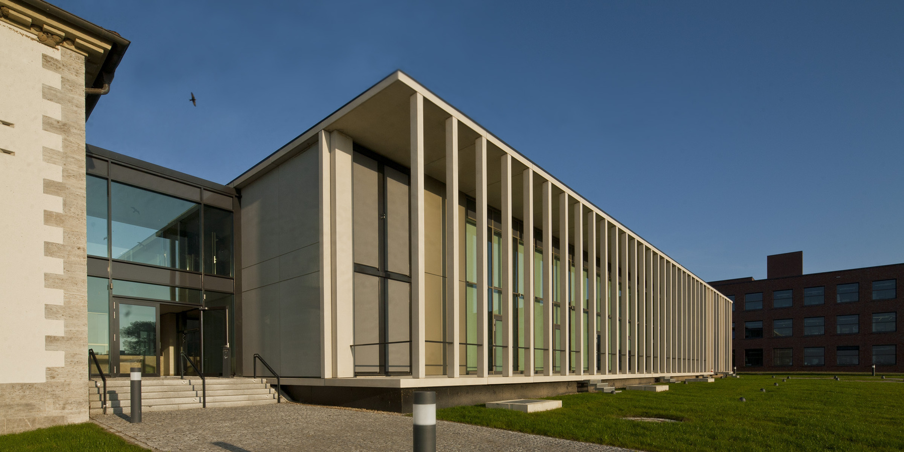 Saniertes und erweitertes Karreegebäude beim FLI auf der Insel Riems. © 2014 Betrieb für Bau und Liegenschaften Mecklenburg-Vorpommern