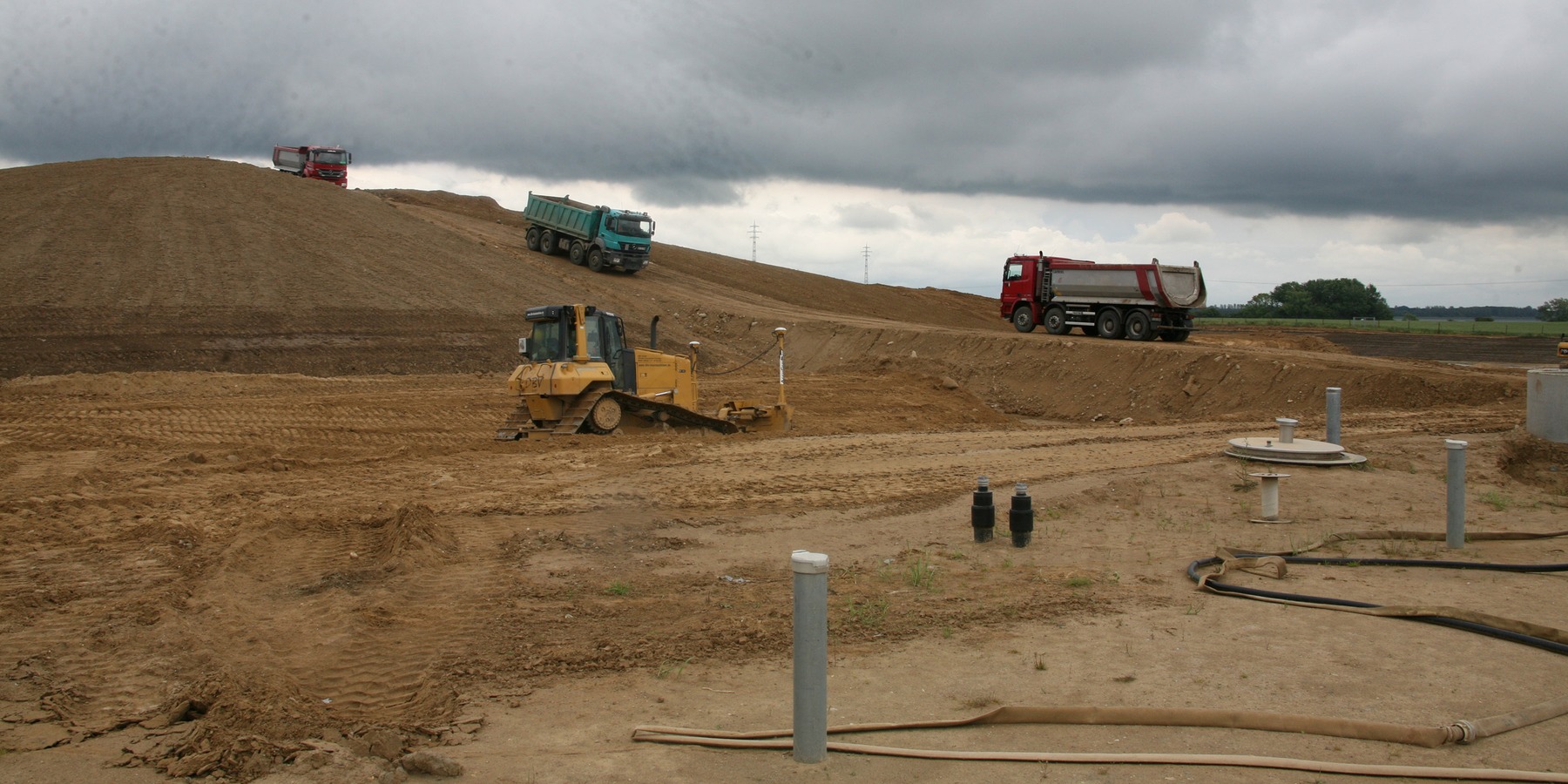 Die Arbeiten zur Sanierung der Schadstoffdeponie Brandshagen-Neuhof liefen. Zwischenzeitlich sind die Arbeiten abgeschlossen. © 2014 Betrieb für Bau und Liegenschaften Mecklenburg-Vorpommern