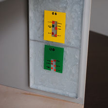 Modell Wegweiser des Künstlers Olaf Thaler rechts vom Eingang: Der Wegweiser besteht ebenfalls aus farbigen Glasflächen, die auf eine mit Glasbruch gefüllte Verbundscheibe montiert sind, ein Motiv, das in seiner Ästhetik überzeugt und einen Interpretation © 2016 Betrieb für Bau und Liegenschaften Mecklenburg-Vorpommern