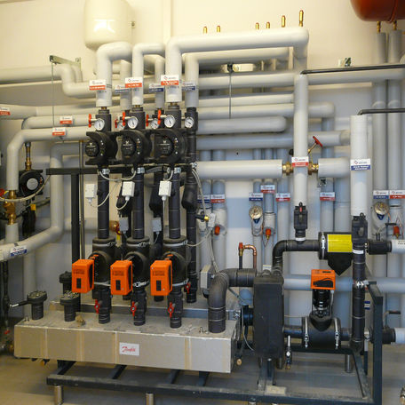 Station für die Wärmeübertragung im 3. Polizeirevier Rostock-Dierkow zur Wärme- und Warmwasserversorgung mit Darstellung des Wärmetauschers primär/sekundär und der drei nachgeschalteten Heizkreise. © 2016 Betrieb für Bau und Liegenschaften Mecklenburg-Vorpommern