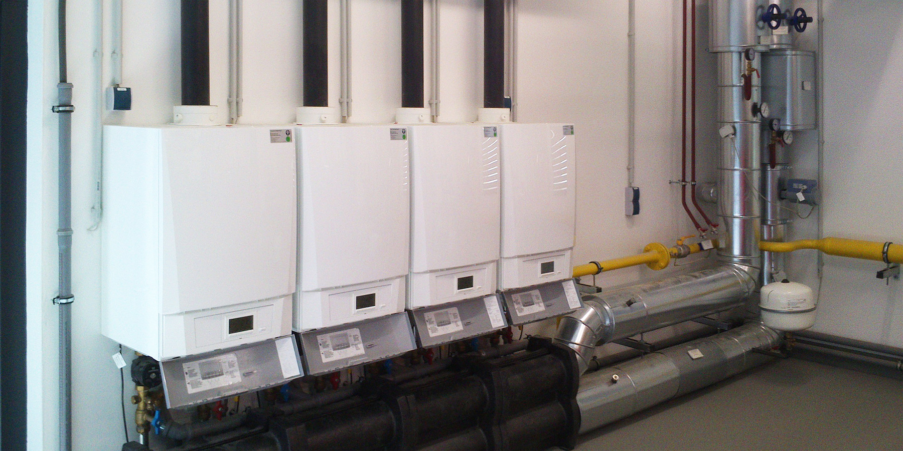 Viererkaskade Gaswandheizkessel zur Spitzenlastversorgung des  Nahwärmenetzes in Rostock-Waldeck. © 2016 Betrieb für Bau und Liegenschaften Mecklenburg-Vorpommern