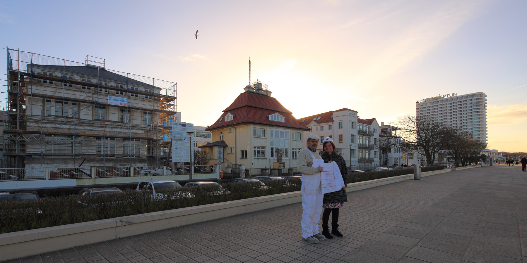 Uta Brinckmann, Projektleiterin vom für das Bauprojekt verantwortlichen BBL M-V Geschäftsbereich Schwerin mit Maurer Horst Steege von der Firma Petereit am 7. Januar 2015 auf der Strandpromenade. © 2016 Betrieb für Bau und Liegenschaften Mecklenburg-Vorpommern