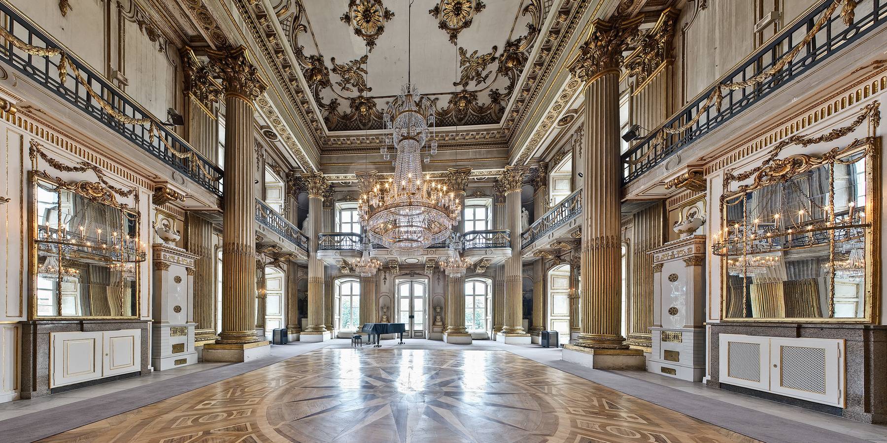 Am 29. Juli 2015 im Goldenen Saal - hier sind die Statik ertüchtigt und die Marketerieböden aufgearbeitet worden. Das Bauprojekt verantwortete der BBL M-V Geschäftsbereich Schwerin, der in den vergangenen fünf Jahren ca. 10 Millionen Euro aus dem Landesha © 2015 Fotodesign Klose