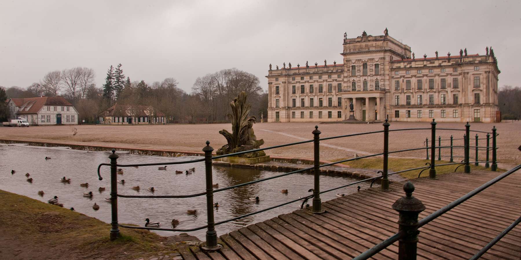Drinnen wird restauriert und draußen macht die  Griese Gegend  ihrem Namen alle Ehre. Blick auf das Schloss über die Kaskade und den Schlossplatz. © 2014 Betrieb für Bau und Liegenschaften Mecklenburg-Vorpommern
