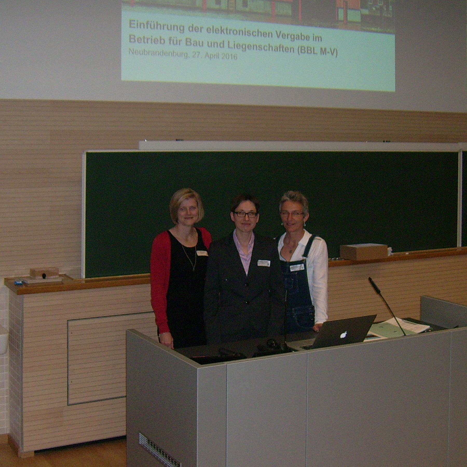 Auch in Neubrandenburg war das Interesse an der Informationsveranstaltung sehr groß. Im Hörsaal der Hochschule folgten 135 Teilnehmer der Einladung zu der Veranstaltung. Von links: Ilka Böttcher, Andrea Hahn und Christiane Schwark vom BBL M-V. © 2016 Betrieb für Bau und Liegenschaften Mecklenburg-Vorpommern