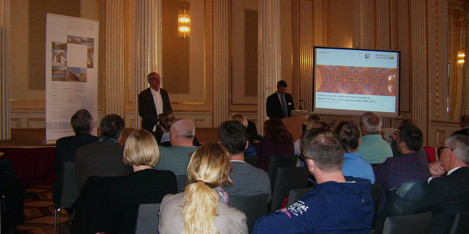 Der Auftakt der Bieterveranstaltungen fand am 26. April 2016 im Goldenen Saal im Neustädtischen Palais in Schwerin statt. Michael Bleyder vom BBL M-V Geschäftsbereich (links) und Andreas Beyer, Abteilungsleiter Zentrale Dienst im BBL M-V begrüßen die Biet © 2016 Betrieb für Bau und Liegenschaften Mecklenburg-Vorpommern