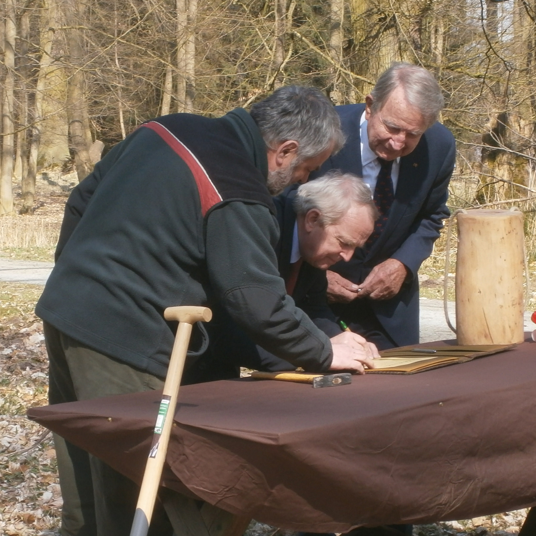 Forstwirtschaftsmeister im Tiergarten Ivenack Jörg Hellwig (links), Landwirtschafts- und Umweltminister M-V Dr. Till Backhaus (Mitte) und Spender Jost Reinhold (rechts) beim Unterzeichnen der Urkunde zum Spatenstich © 2016 Betrieb für Bau und Liegenschaften Mecklenburg-Vorpommern